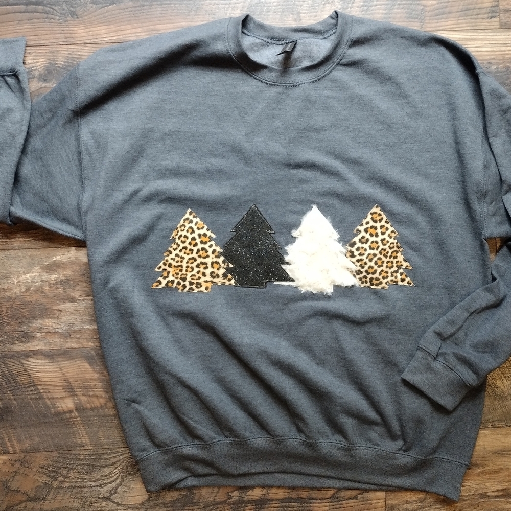 Leopard print Christmas tree applique crewneck sweatshirt